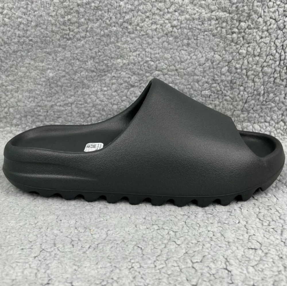 Yeezy Slide in Black